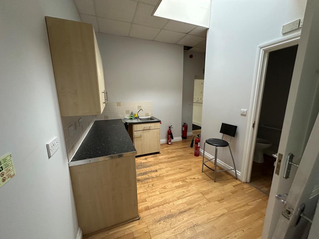 Lot: 48 - TWO COMMERCIAL UNITS AND FREEHOLD OF BLOCK FOR INVESTMENT - 23 - Kitchen